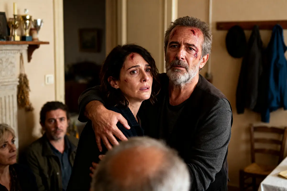 Des personnes blessées expriment leur souffrance, relevant l'échelle de la douleur émotionnelle.
