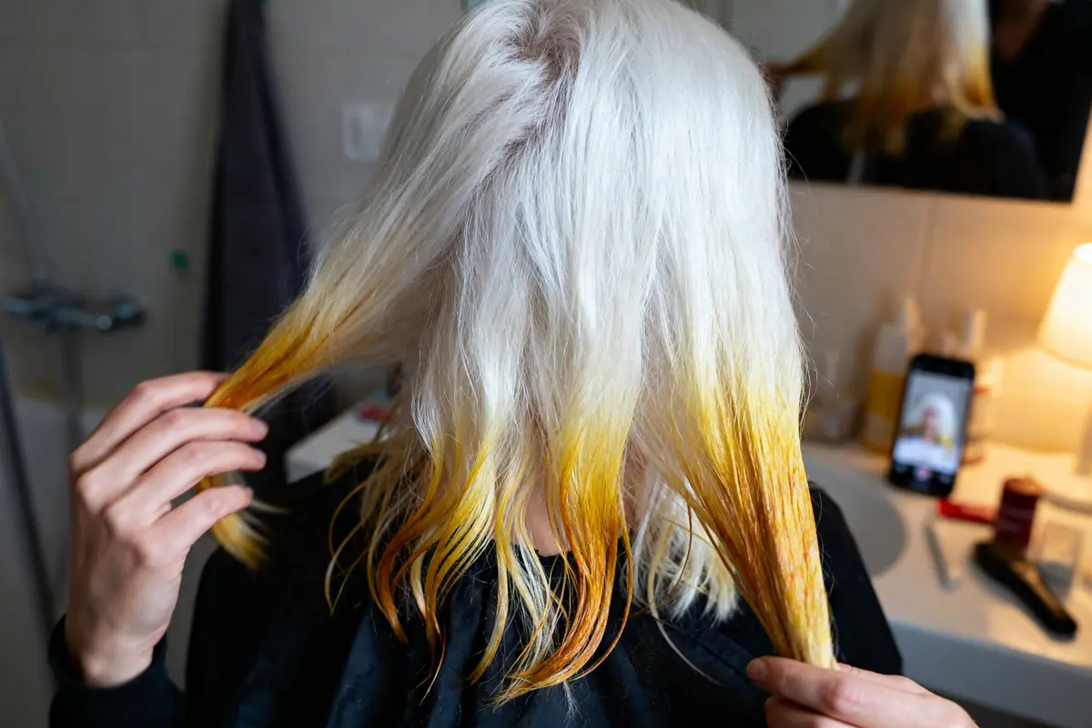Cheveux blancs teints en jaune illustrant l'effet de la Bétadine sur les cheveux blancs