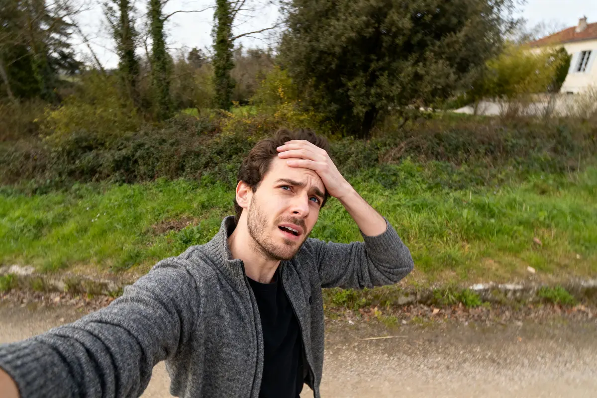 Homme éprouvant une sensation étrange dans la tête et vertige en pleine nature