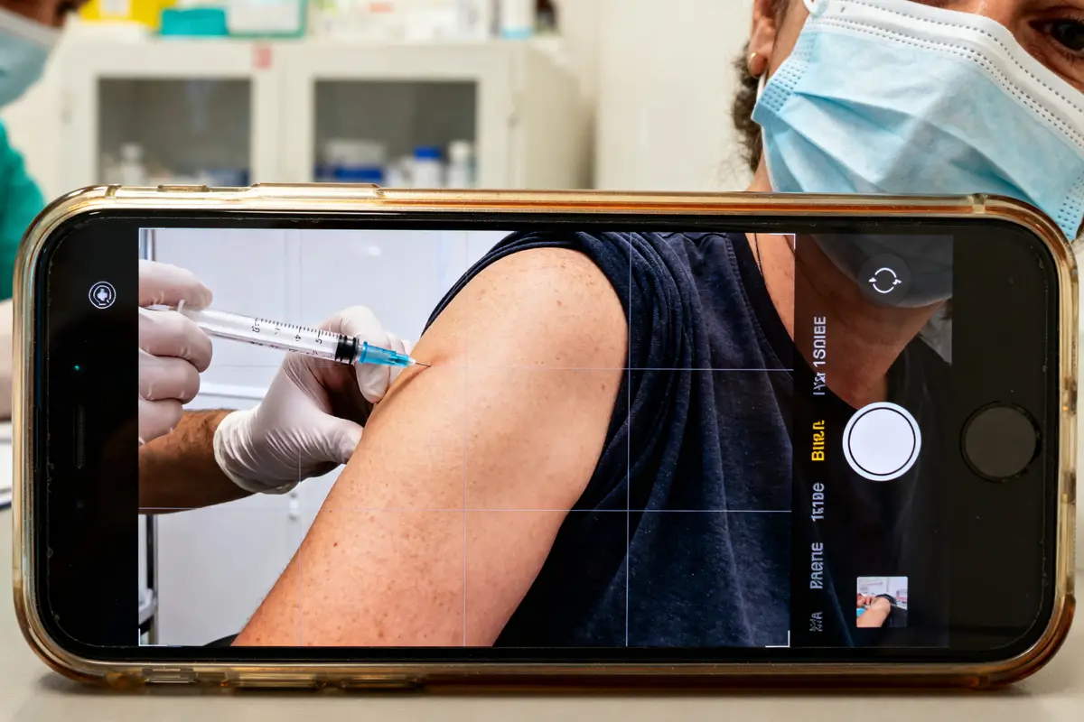 Injection dans l'épaule capturée sur téléphone pour infiltration épaule avis médical