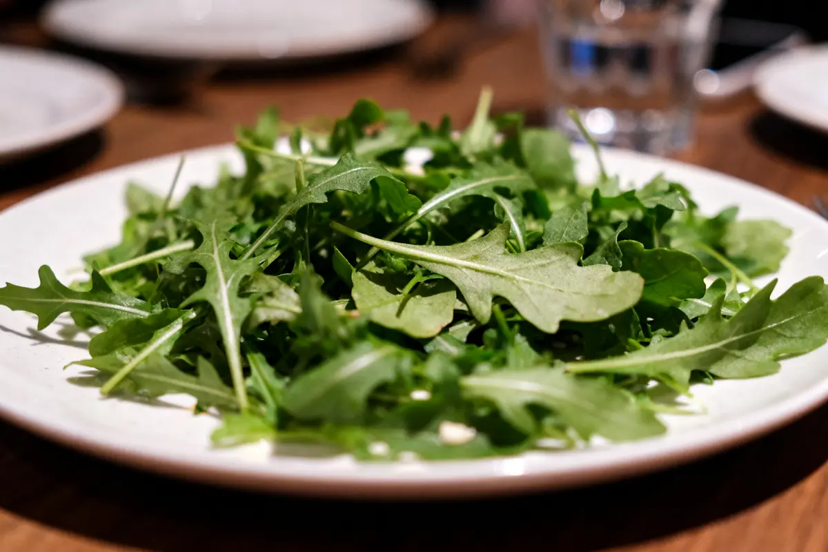 Assiette de mâche fraîche pour manger de la mâche le soir en salade saine